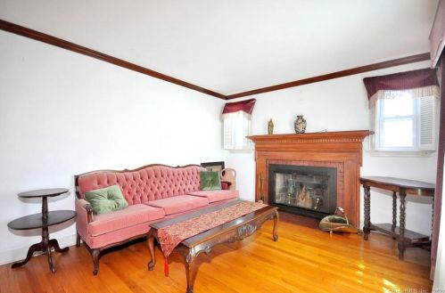 132 Walker St, Manchester CT 06040-4329 exterior