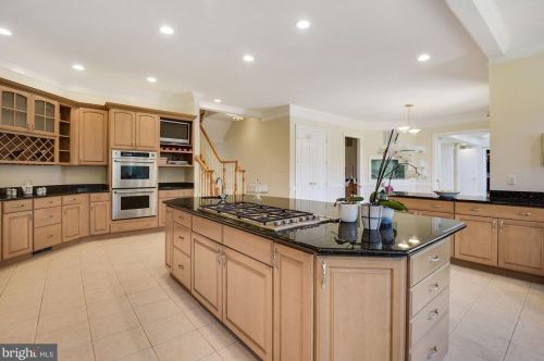 12705 Greenbriar Rd, Rockville MD 20854-6324 exterior