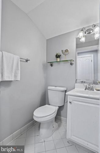 1626 Colonial Hills Dr, Mc Lean VA  22102-2938 exterior