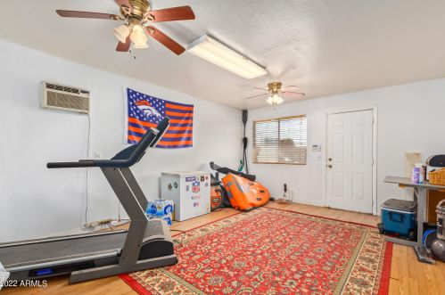 3340 Desert Cv Ave, Phoenix AZ 85028-3514 exterior