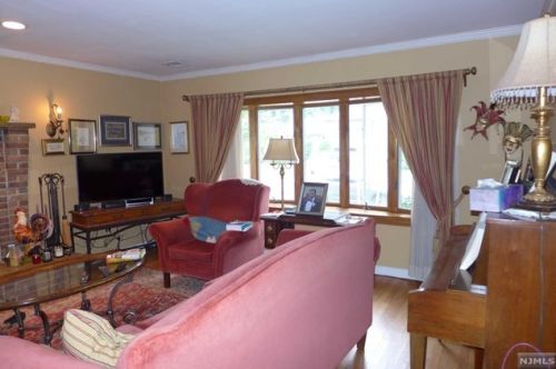 208 Laurel Dr, Oradell NJ  07649-2423 exterior