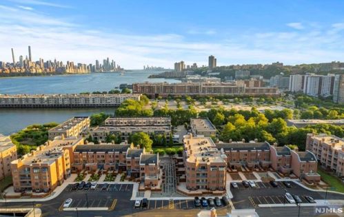 305 Williams Ct, Edgewater NJ 07020-1613 exterior