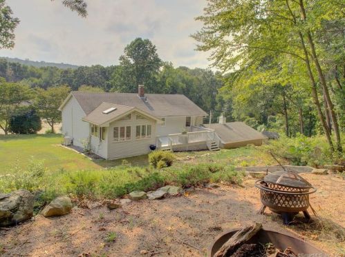 39 Tra Mart Dr, Uncasville CT  06382-1115 exterior