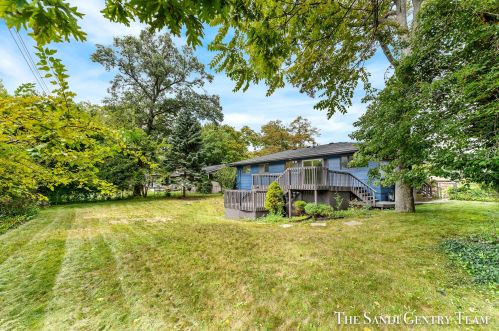 1845 Bonneville Dr, Meskegon MI 49441-3709 exterior