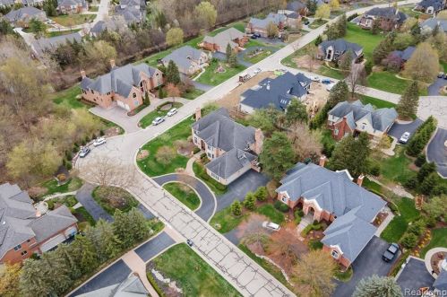 2511 Golf Crst Dr, Rochester MI 48309-4063 exterior