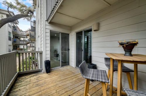 4859 Cedar Springs Rd, Dallas TX  75219-1202 exterior