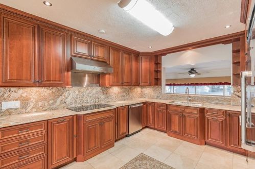 456 Davis Blvd, Tampa FL 33606-3818 exterior