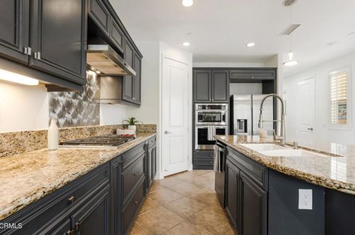 1404 Donegal Way, Oxnard CA  93035-1442 exterior