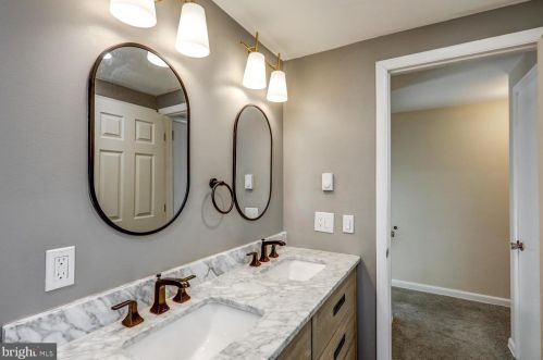 3075 Essex Pl, Lancaster PA  17601-1612 exterior