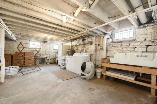 1426 Chateau St, Pittsburgh PA 15233-1242 exterior