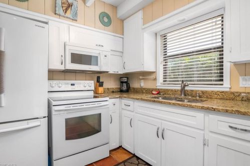 1266 Michigan Ave, Naples FL 34103-3873 exterior