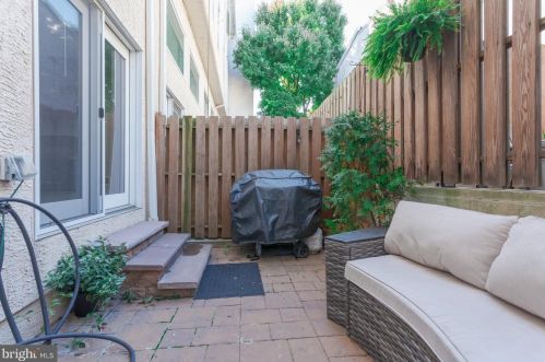 1026 Leithgow St, Philadelphia PA 19123-1421 exterior