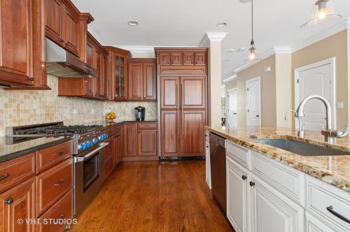 5048 Oakley Ave, Chicago IL 60625-1830 exterior