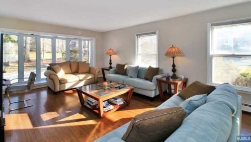 57 Clover Ln, Upper Saddle River NJ  07458-1834 exterior