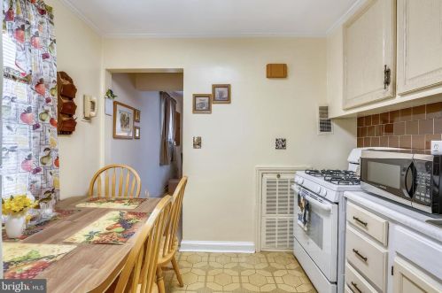 902 Lewis Ave, Rockville MD 20851-2350 exterior