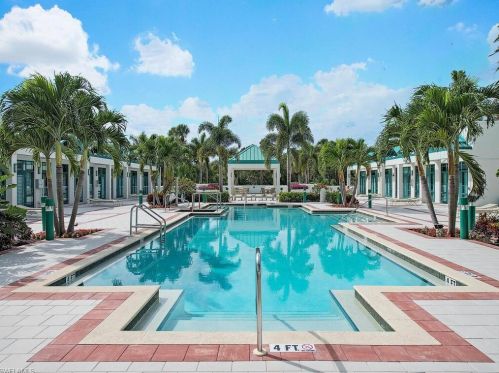 7515 Pelican Bay Blvd, Naples FL 34108-7511 exterior