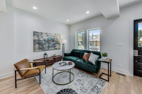 2830 Barry Ave, Chicago IL  60618-7016 exterior