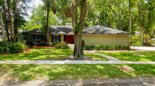 10426 Oakbrook Dr, Tampa, FL 33618-5353