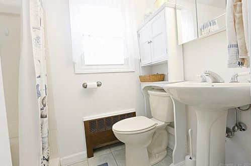 5 Eleanor Rd, Enfield CT 06082-2400 exterior