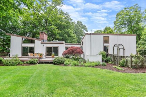 10 Hockanum Rd, Westport CT 06880-2121 exterior