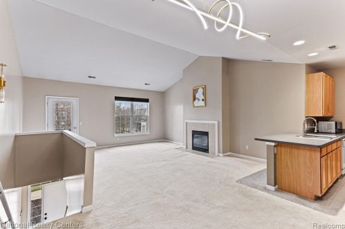 1072 Alameda Blvd, Troy MI  48085-6733 exterior