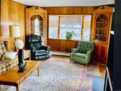 16 Meriden Pl, Huntington Station, NY 11747-1004