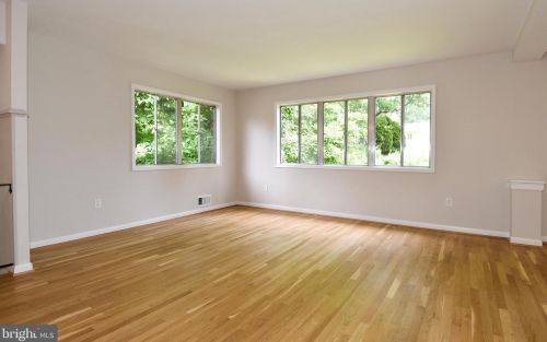 2879 Glenora Ln, Rockville MD 20850-3055 exterior