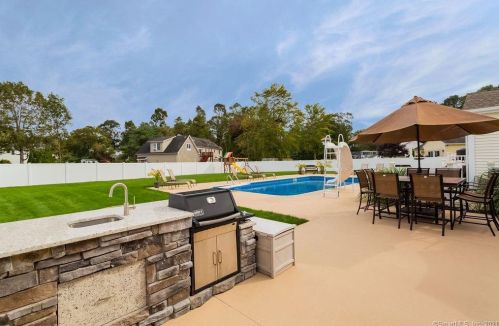 19 Green Field Ln, North Haven CT 06473-4039 exterior