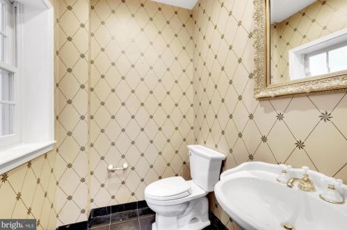 2022 Locust St, Philadelphia PA 19103-5614 exterior