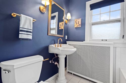 6162 Washington Cir, Milwaukee WI 53213-2472 exterior