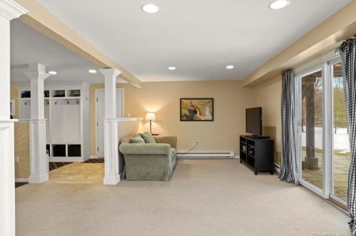 21 Kings Ln, Wilton CT exterior