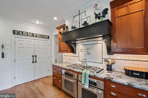 580 Mermaid Ln, Philadelphia PA 19118-4026 exterior