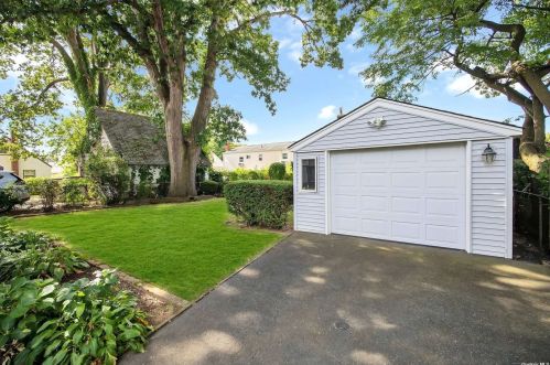 14 Henderson Ave, Valley Stream NY 11580-3025 exterior