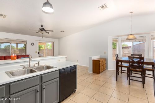 9962 Depot Dr, Tucson AZ 85747-5158 exterior