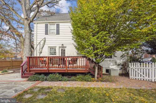 1612 Oakcrest Dr, Alexandria VA 22302-2337 exterior