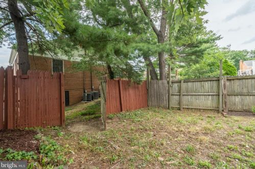 5207 Dover Pl, Alexandria VA 22311-1204 exterior