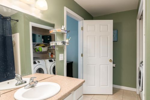 15 Townsend Dr, Dover NH 03820-6514 exterior