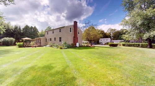 6 Hummingbird Ln, Enfield CT 06082-5709 exterior