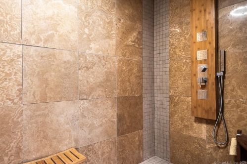 334 Maple Ave, Uncasville CT 06382-2018 exterior