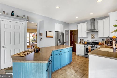 1942 Oak Hills Dr, Hanover PA 17331-9441 exterior