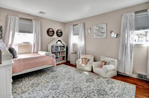 27 Birch Dr, Red Bank NJ 07702 exterior