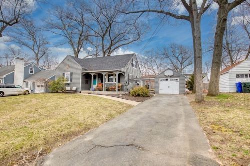 61 Old Brook Rd, Springfield, MA 01118-1411