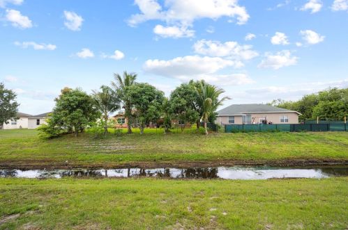 572 Mccomb Ave, Fort Pierce FL 34953-3924 exterior