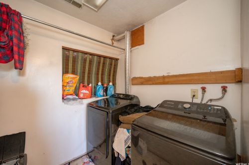 9185 Terri Lynn Dr, Sandy UT 84094-3006 exterior