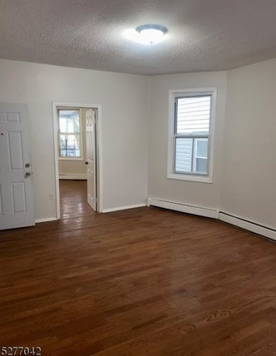 21 Seymour Ave, Newark, NJ 07108-1514