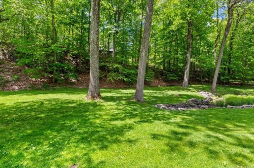 1 Elizabeth Pl, Armonk NY 10504-1428 exterior