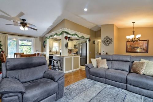 9 Ferncrest Dr, Providence RI 02919-3503 exterior