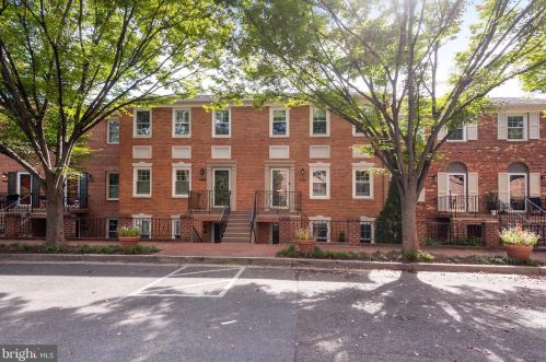 3297 Sutton Pl, Washington, DC 20016-7552