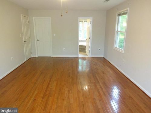 902 Monroe St, Herndon VA 20170-4648 exterior