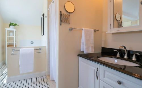 115 Houston Ave, Middletown RI 02840-3916 exterior